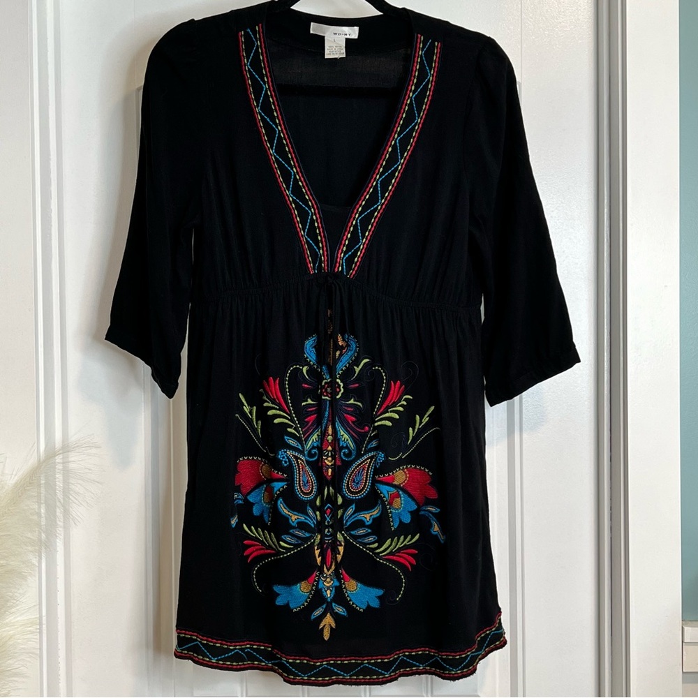 WD-NY‎ Black Tunic Blouse Beautiful Floral Embroidered Design. Size Large.